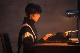 Jenna Ortega en Wednesday Addams penchée sur une machine à écrire, premier regard officiel de la saison 3 de Wednesday sur Netflix
