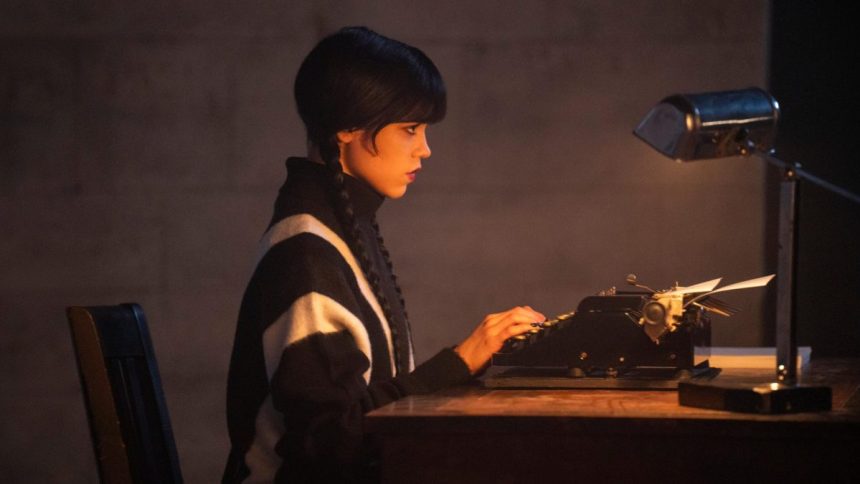 Jenna Ortega en Wednesday Addams penchée sur une machine à écrire, premier regard officiel de la saison 3 de Wednesday sur Netflix