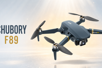 Drone CHUBORY F89 bleu ardoise avec détails dorés, en vol sur fond clair, mise en valeur premium sans badge promo