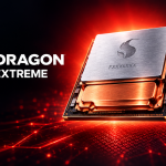 Rendu concept du prototype Snapdragon 8 Elite Extreme Gen 6, die avec Heat Pass Block intégré, texte SNAPDRAGON 8 ELITE EXTREME GEN 6 sur fond rouge Qualcomm