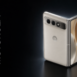 Motorola Razr pliable format livre teasé en riposte à l'iPhone Duo, concept sur fond noir avec barre caméra horizontale et logo MOTOROLA