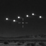 Cadre de footage infrarouge FLIR montrant six orbes sphériques lumineuses filant à 480 mph, 6e publication PURSUE du Department of War