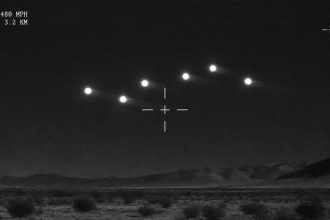 Cadre de footage infrarouge FLIR montrant six orbes sphériques lumineuses filant à 480 mph, 6e publication PURSUE du Department of War