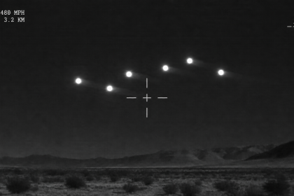 Cadre de footage infrarouge FLIR montrant six orbes sphériques lumineuses filant à 480 mph, 6e publication PURSUE du Department of War