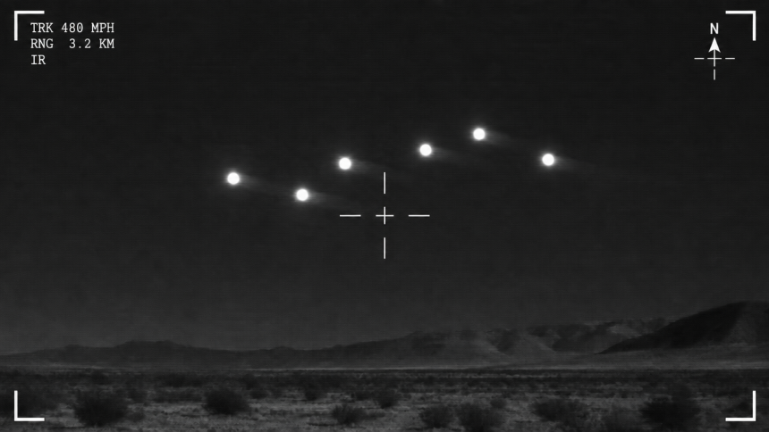 Cadre de footage infrarouge FLIR montrant six orbes sphériques lumineuses filant à 480 mph, 6e publication PURSUE du Department of War