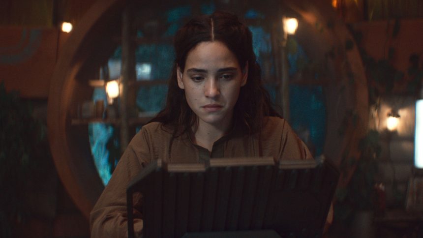 Adria Arjona dans le rôle de Bix Caleen dans Andor saison 2, personnage au destin brisé par l'Empire, visuel officiel