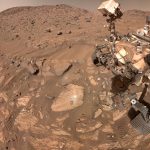 Rover Perseverance de la NASA photographié en selfie devant le rocher Cheyava Falls, dans la formation Bright Angel au cœur du chenal Neretva Vallis, cratère Jezero, Mars