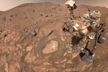 Rover Perseverance de la NASA photographié en selfie devant le rocher Cheyava Falls, dans la formation Bright Angel au cœur du chenal Neretva Vallis, cratère Jezero, Mars