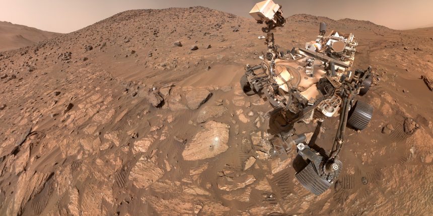 Rover Perseverance de la NASA photographié en selfie devant le rocher Cheyava Falls, dans la formation Bright Angel au cœur du chenal Neretva Vallis, cratère Jezero, Mars