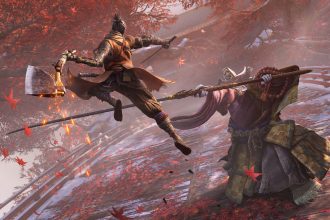 Sekiro, le loup shinobi à un bras, attaque la Corrupted Monk en combat sur un pont de bois sous des feuilles rouges : adaptation en série TV Crunchyroll
