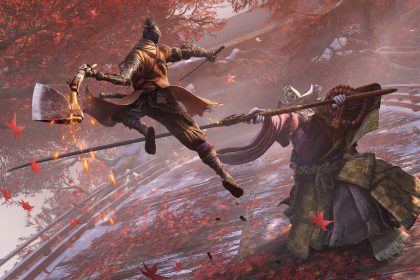 Sekiro, le loup shinobi à un bras, attaque la Corrupted Monk en combat sur un pont de bois sous des feuilles rouges : adaptation en série TV Crunchyroll