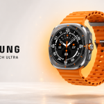Samsung Galaxy Watch Ultra 2025 titane gris avec bracelet orange, en lévitation sur fond clair avec halo orange, mise en valeur premium sans badge promo