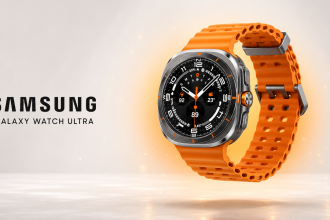 Samsung Galaxy Watch Ultra 2025 titane gris avec bracelet orange, en lévitation sur fond clair avec halo orange, mise en valeur premium sans badge promo