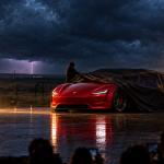 Tesla Roadster sous sa bâche de dévoilement sur une scène extérieure près de Waco, ciel d'orage, reveal reporté au 15 octobre 2026