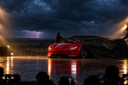 Tesla Roadster sous sa bâche de dévoilement sur une scène extérieure près de Waco, ciel d'orage, reveal reporté au 15 octobre 2026
