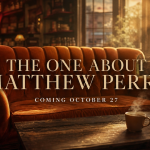 Key art concept de la docusérie Netflix « The One About Matthew Perry » : le canapé orange de Central Perk et une tasse de café dans une lumière dorée, avec le titre et la date d'octobre 2026