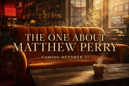 Key art concept de la docusérie Netflix « The One About Matthew Perry » : le canapé orange de Central Perk et une tasse de café dans une lumière dorée, avec le titre et la date d'octobre 2026