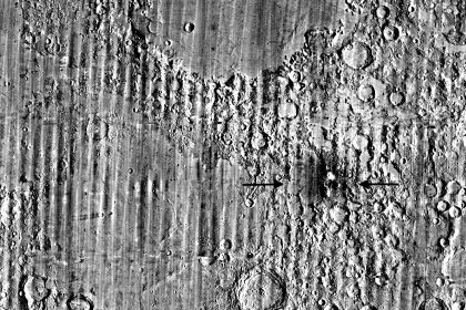 Vue de la Lune depuis le LRO de la NASA montrant le cratère McGetchin, le plus grand cratère d'impact récent découvert dans le système solaire