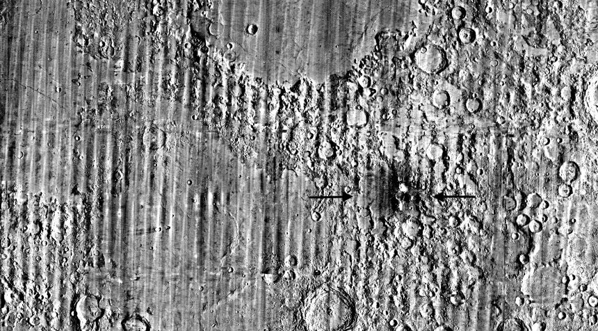 Vue de la Lune depuis le LRO de la NASA montrant le cratère McGetchin, le plus grand cratère d'impact récent découvert dans le système solaire