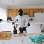 Robot humanoïde Figure 03 piloté par Helix 2.5 pliant du linge dans une cuisine réelle