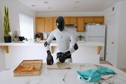 Robot humanoïde Figure 03 piloté par Helix 2.5 pliant du linge dans une cuisine réelle
