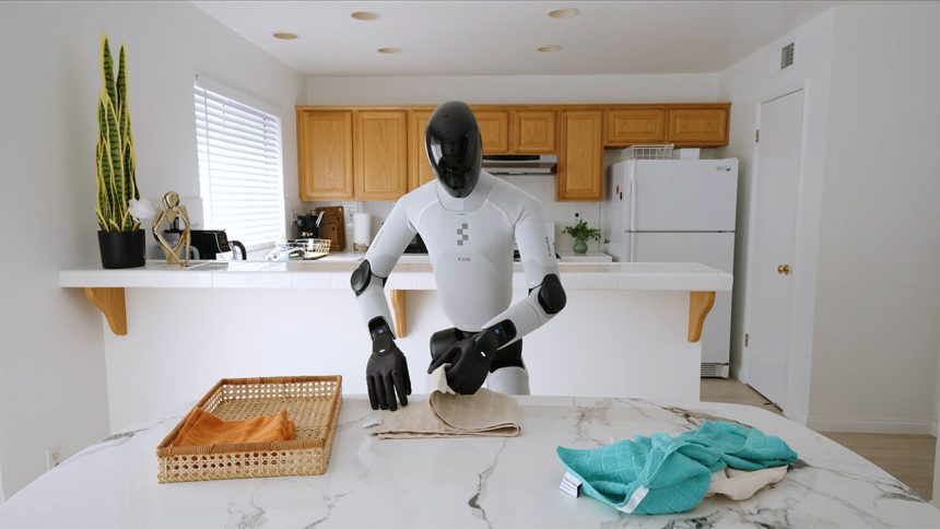 Robot humanoïde Figure 03 piloté par Helix 2.5 pliant du linge dans une cuisine réelle