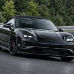 Concept Porsche 718 Boxster électrique 2027, roadster noir quasi sans camouflage en essais au Nürburgring