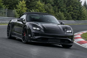 Concept Porsche 718 Boxster électrique 2027, roadster noir quasi sans camouflage en essais au Nürburgring
