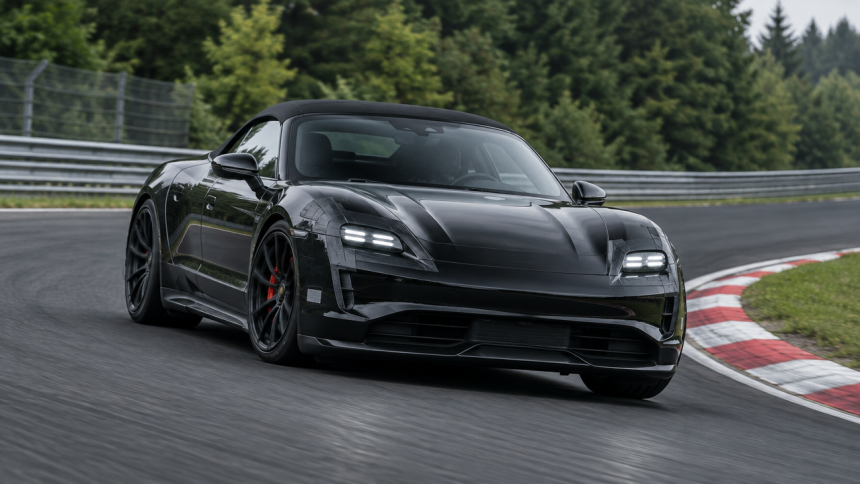 Concept Porsche 718 Boxster électrique 2027, roadster noir quasi sans camouflage en essais au Nürburgring