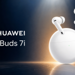 Huawei FreeBuds 7i blancs avec boîtier rond blanc, visuel promo sans badge, fond bleu nuit et halo ambré, logo HUAWEI