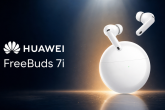 Huawei FreeBuds 7i blancs avec boîtier rond blanc, visuel promo sans badge, fond bleu nuit et halo ambré, logo HUAWEI