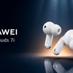 Huawei FreeBuds 7i blancs en lévitation, les deux écouteurs seuls sans boîtier, visuel promo sans badge, fond bleu nuit et halo ambré