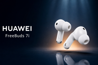 Huawei FreeBuds 7i blancs en lévitation, les deux écouteurs seuls sans boîtier, visuel promo sans badge, fond bleu nuit et halo ambré