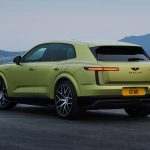 Bentley Torcal, SUV électrique, vue arrière trois-quarts dans un paysage de montagne