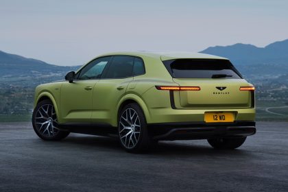 Bentley Torcal, SUV électrique, vue arrière trois-quarts dans un paysage de montagne
