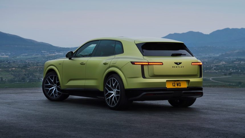 Bentley Torcal, SUV électrique, vue arrière trois-quarts dans un paysage de montagne
