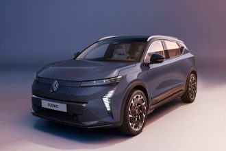 Renault Scenic E-Tech Electric 2026, vue trois-quarts avant en studio