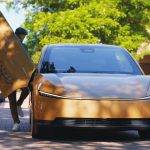 Tesla Cybercab doré en circulation à Austin, passager montant par la porte papillon, robotaxi sans volant pour le lancement public des courses RoboTaxi
