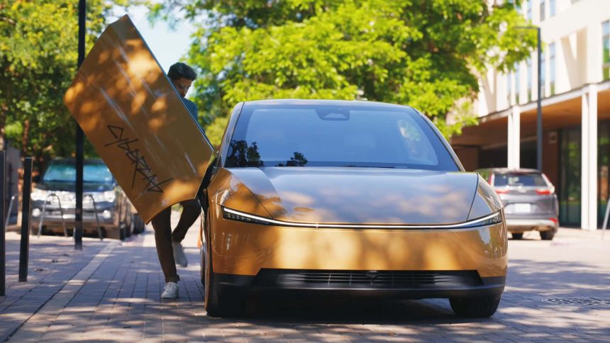 Tesla Cybercab doré en circulation à Austin, passager montant par la porte papillon, robotaxi sans volant pour le lancement public des courses RoboTaxi