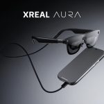 Lunettes XREAL AURA sous Android XR, fond studio gris