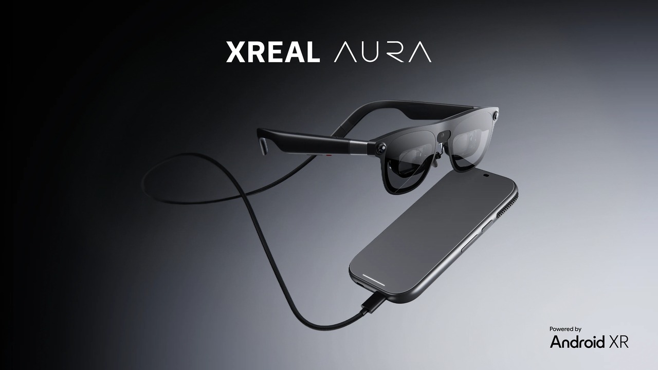 Lunettes XREAL AURA sous Android XR, fond studio gris