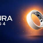 Bague connectée Oura Ring 4 en lévitation sur fond bleu nuit avec halo orange, illustration du brevet de recharge par chaleur corporelle
